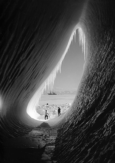 Дыра в леднике. Фото Понтинга из экспедиции Скотта. 